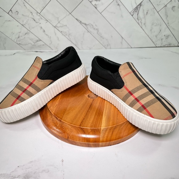 🔥 Burberry slip on (unisex) shoes us 12c - Picture 9 of 17